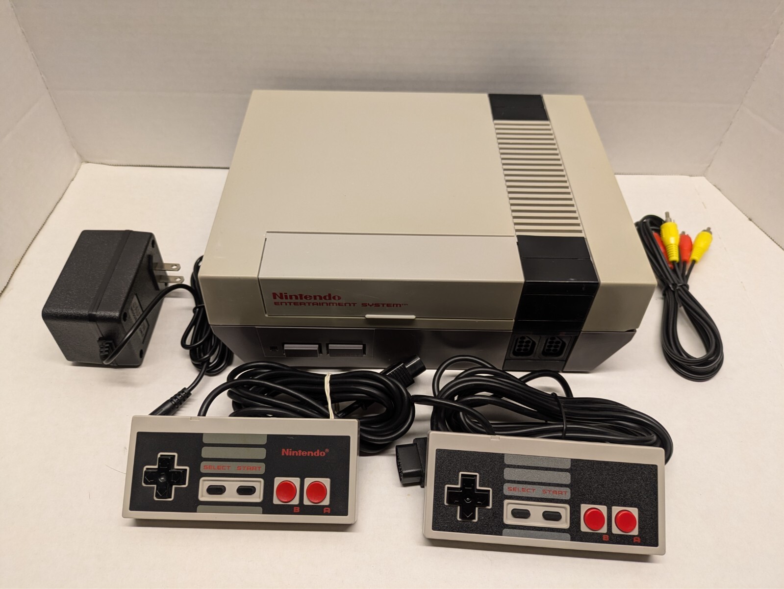Nintendo NES Console. New Caps, Regulator, & OEM 72 Pin **Guaranteed** Yellowed