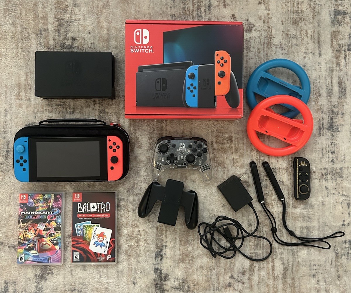 Nintendo Switch Console Bundle + Mario Kart 8 Deluxe 128GB SD Extra Controller