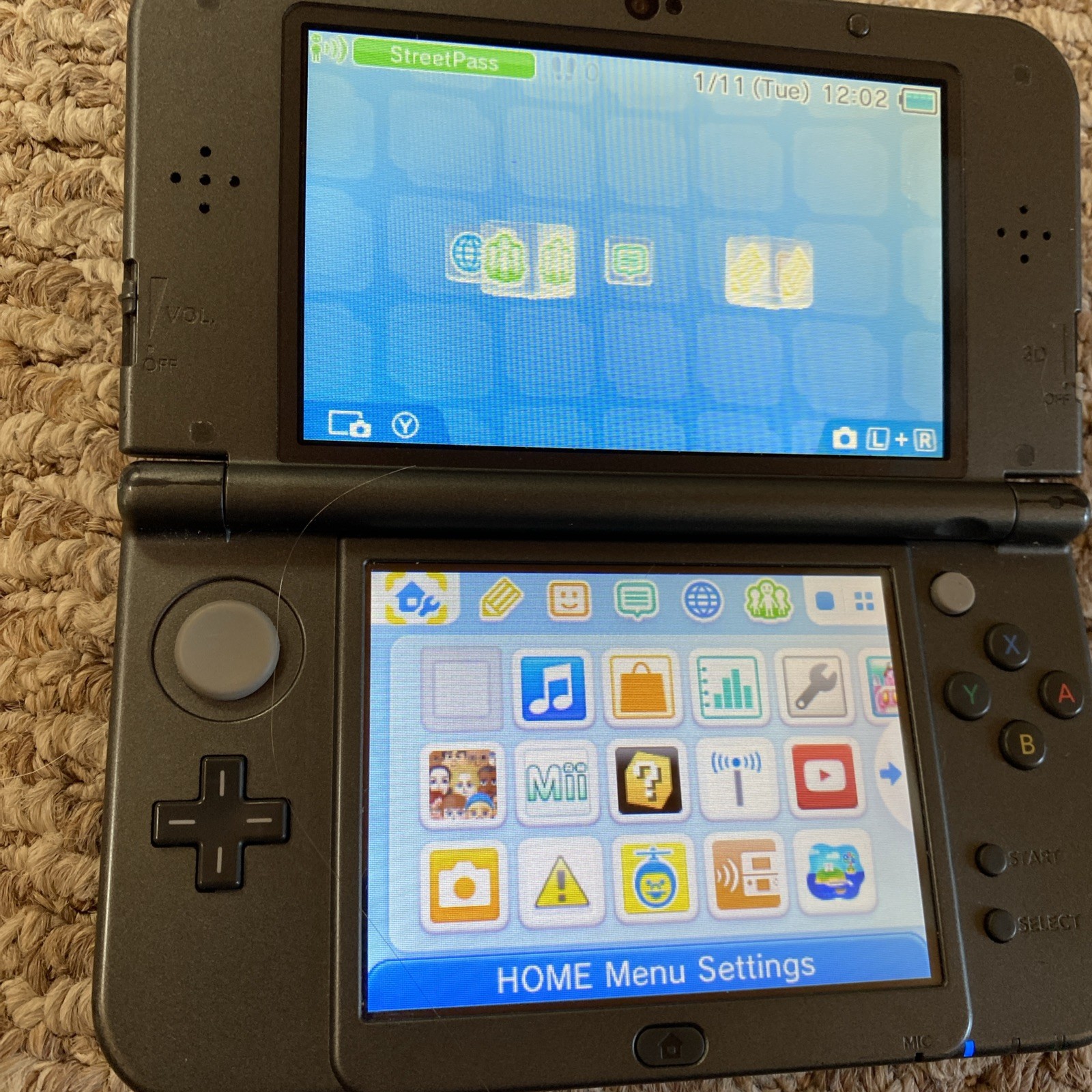 New Nintendo 3DS XL Metallic Black USA With Charger And Stylus Good Screens