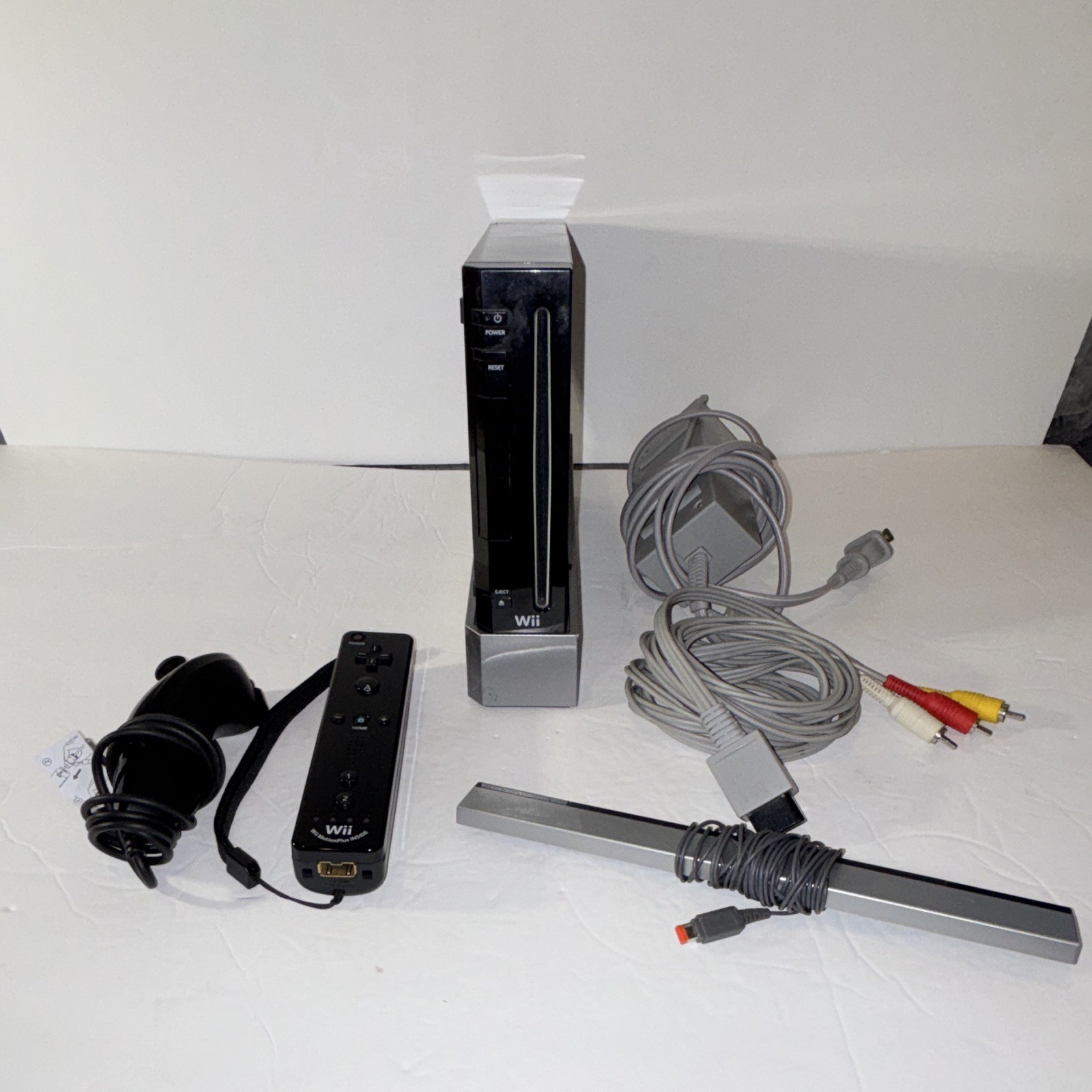 Nintendo Wii Black Console Bundle RVL-001 w/ Remote, Nunchuk, Cables