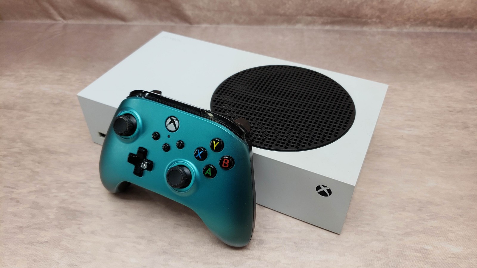 Microsoft Xbox One S 500GB w/ controller(wired), cords, good condition