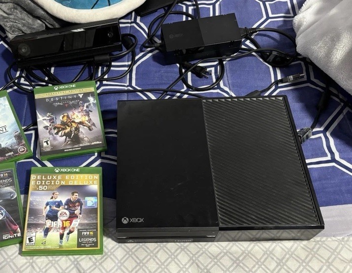 Xbox One Original With Kinect and All Cables – No Controller – Still Works