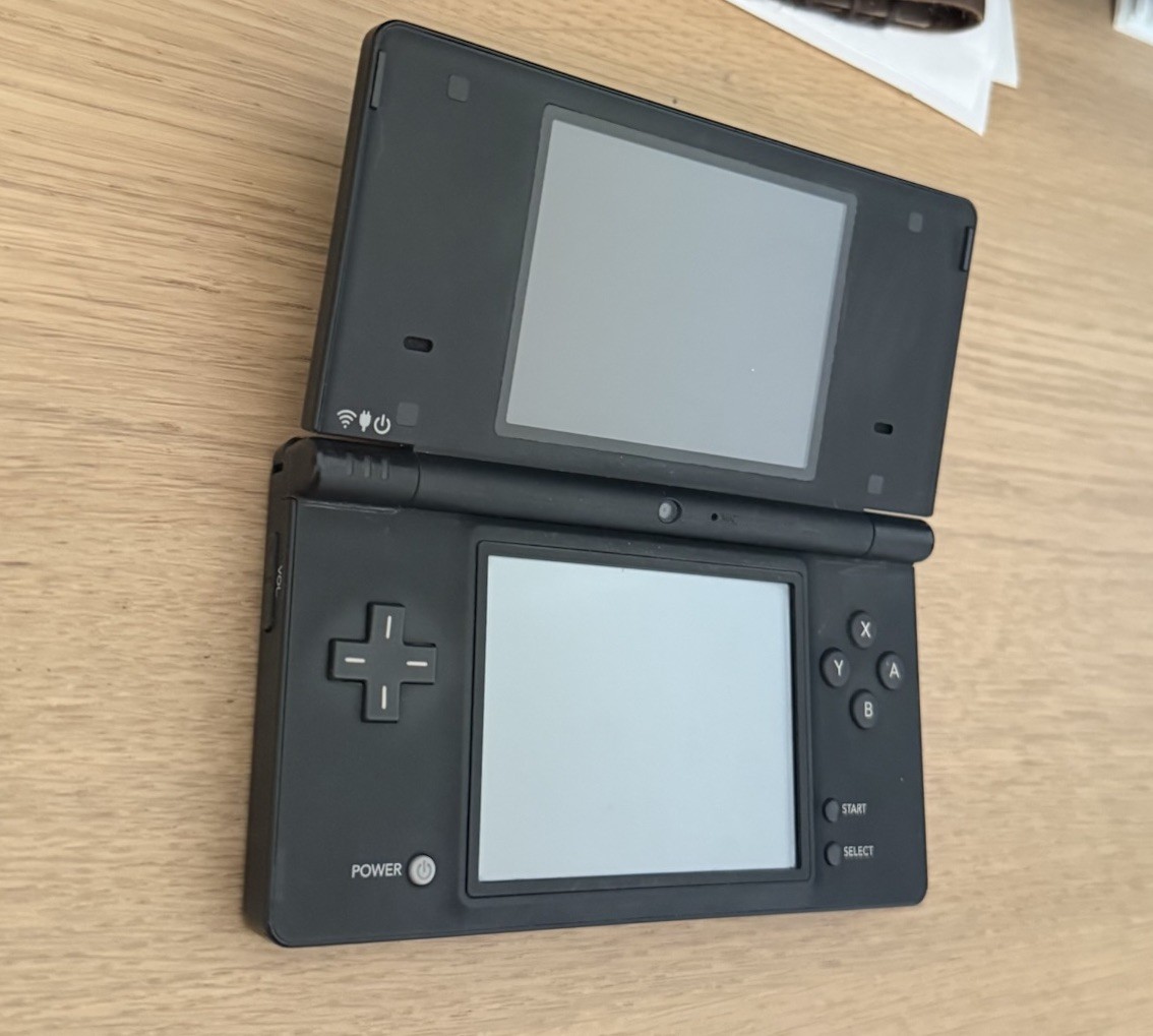Nintendo DSi Black Onyx Console Tested And Working Includes Carrying Case READ!!