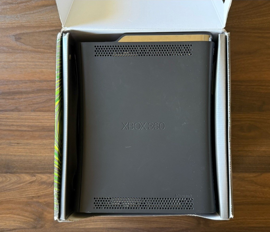 Xbox 360 Elite 120 gb – COMPLETE IN BOX – (New Thermal Paste) w/ Controller