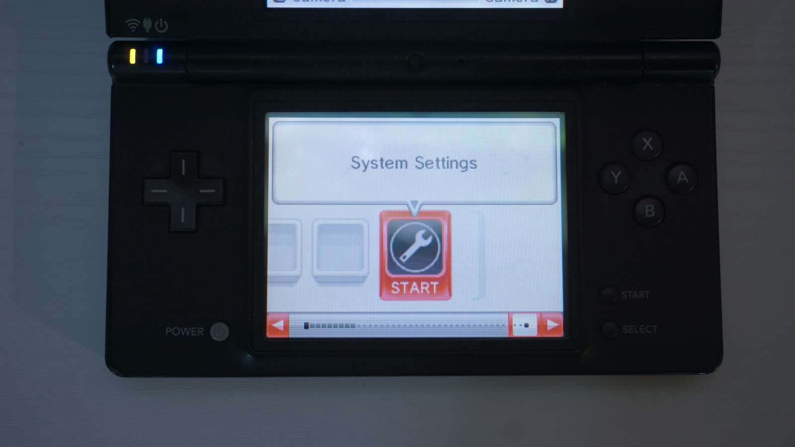 Black Nintendo DSi Handheld Video Game Console TWL-001 with Charger & Stylus Pen