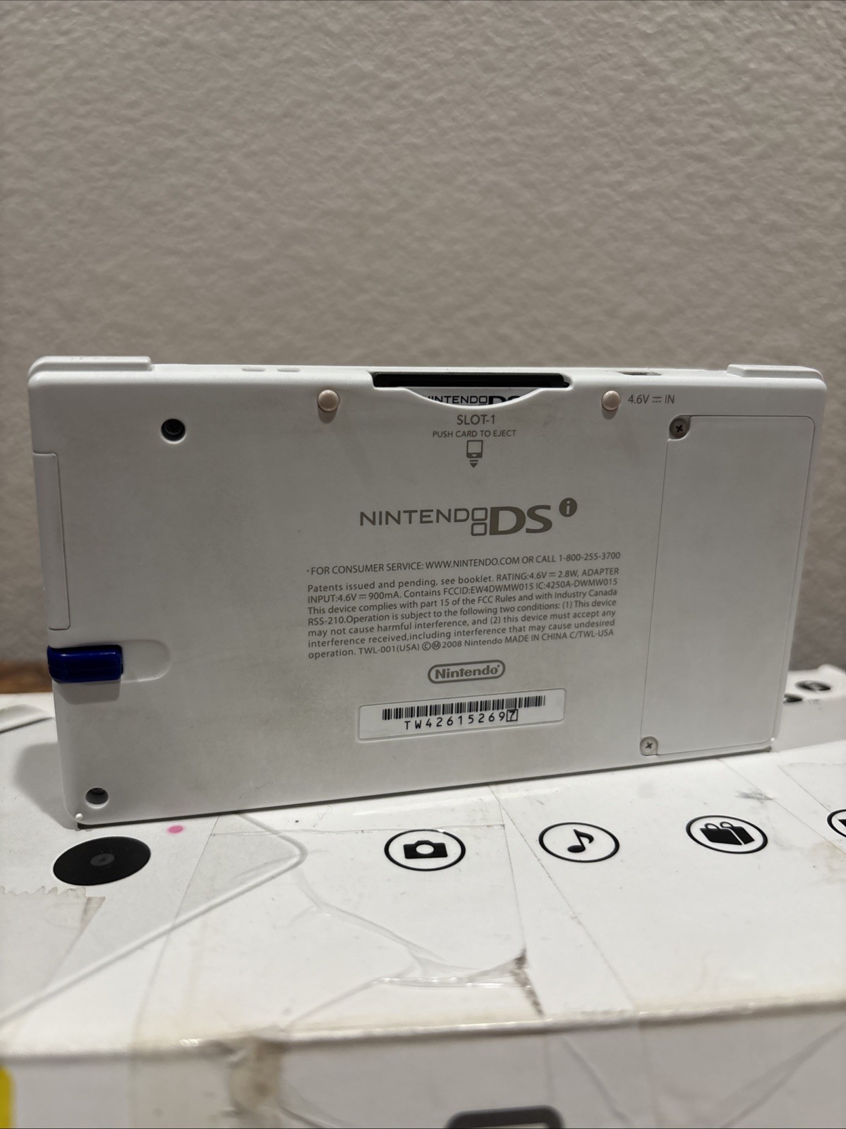 Nintendo DSI WHITE CONSOLE IN BOX WITH CHARGER, STYLUS, And 1 GAME NO SD CARD