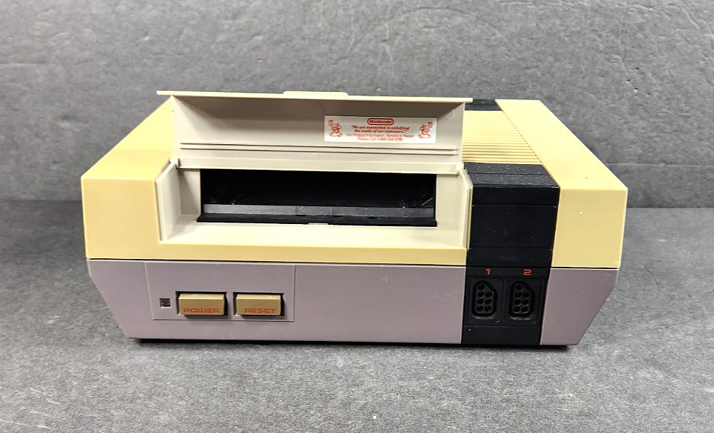 VINTAGE 1985 NINTENDO NES-001 CONTROL DECK BUNDLE MARIO GAME 2 CONTROLLERS GUN