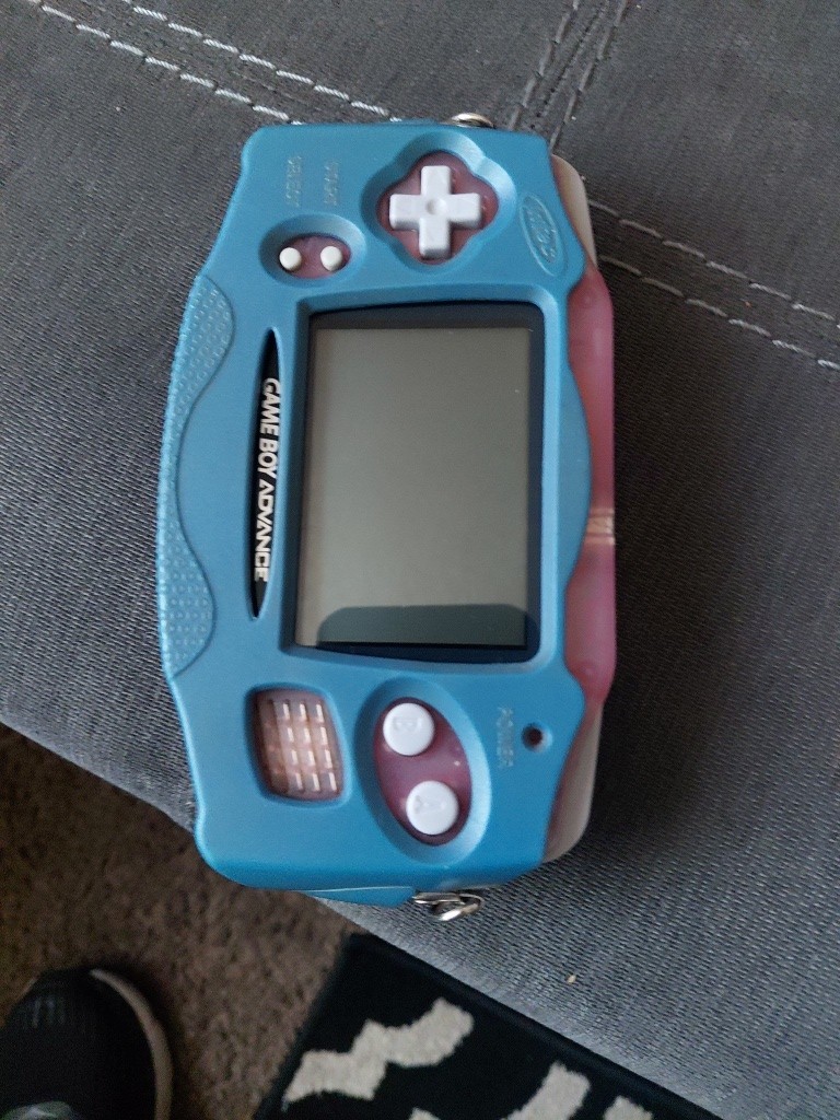 Nintendo Game Boy Advance 32MB Handheld System – Fuchsia Pink no tapa de bateria