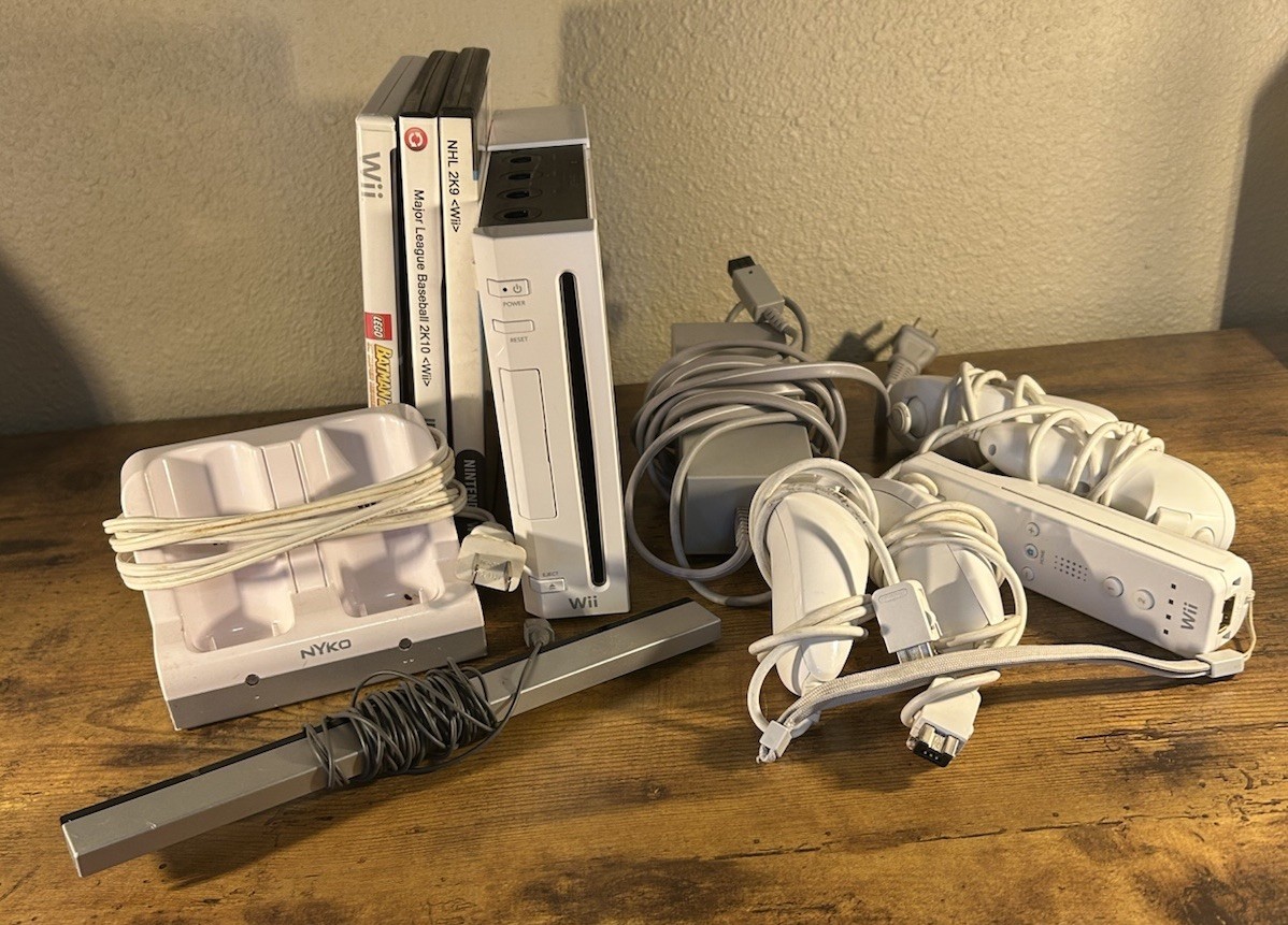 Nintendo Wii RVL-001 Console Bundle GameCube Compatible Tested Wii Remote Games