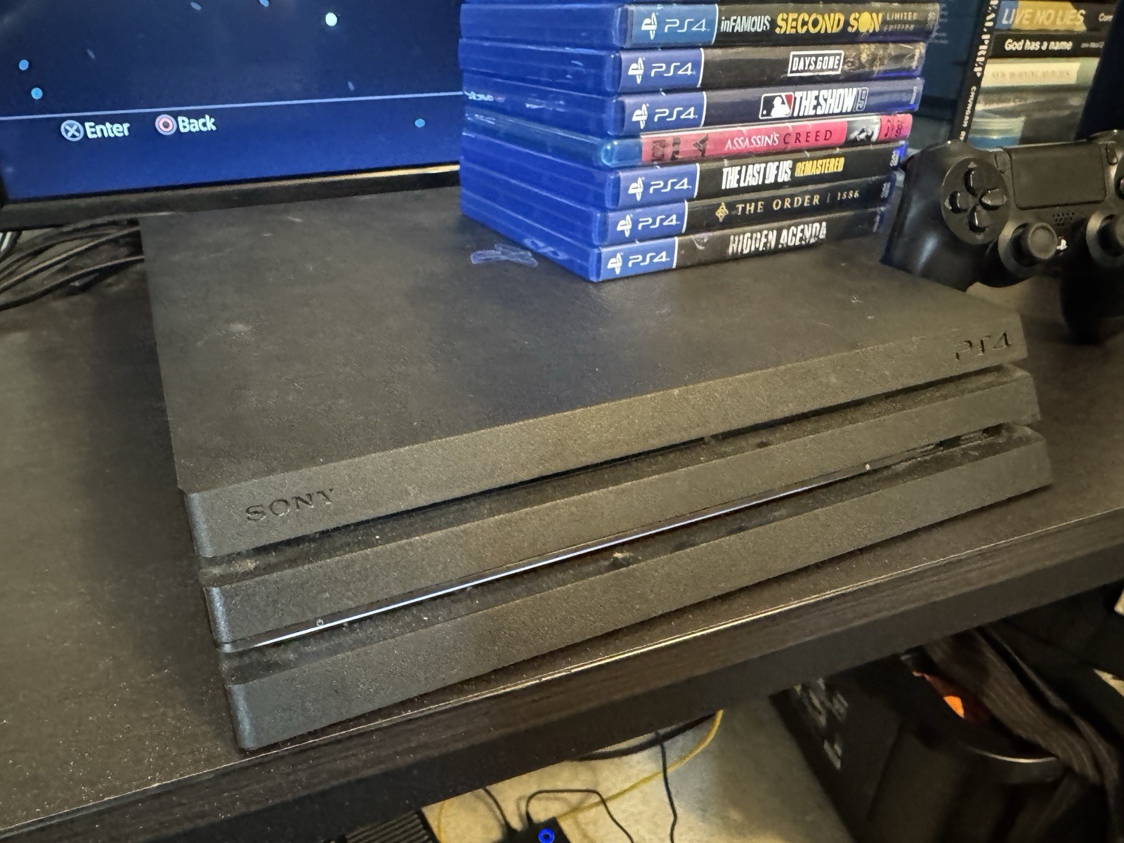 Sony PlayStation 4 Pro 1TB + 8 Games + Controller (Last Of Us, The Order 1886)