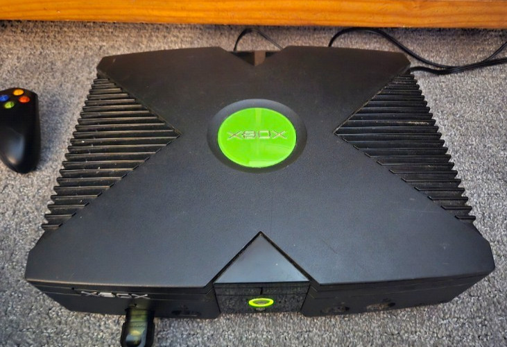 Original Microsoft Xbox Console Tested & Working w/ 1 Controller & Wires + Halo