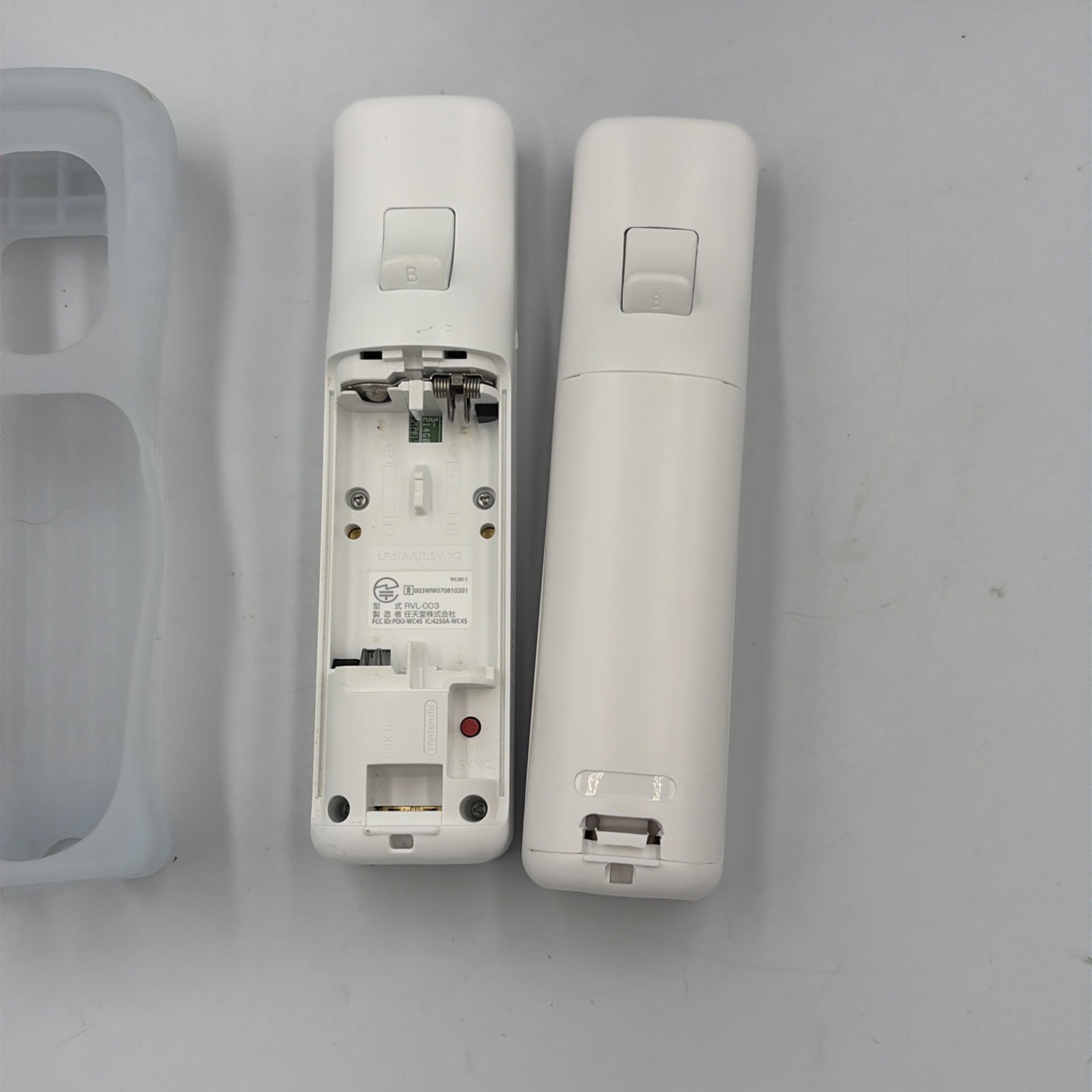 Nintendo Wii RVL-001 White Console Bundle – 512MB – Includes 2 Controllers