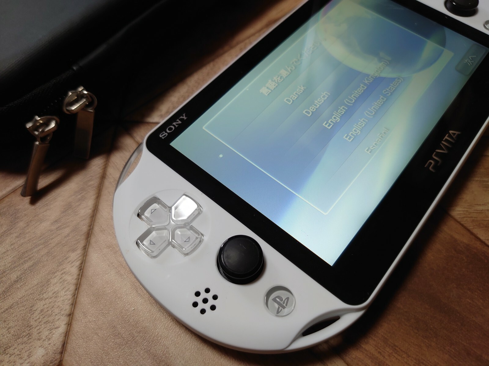 Playstation PS Vita Wi-Fi model PCH-2000ZA22 Glacier White + Pouch
