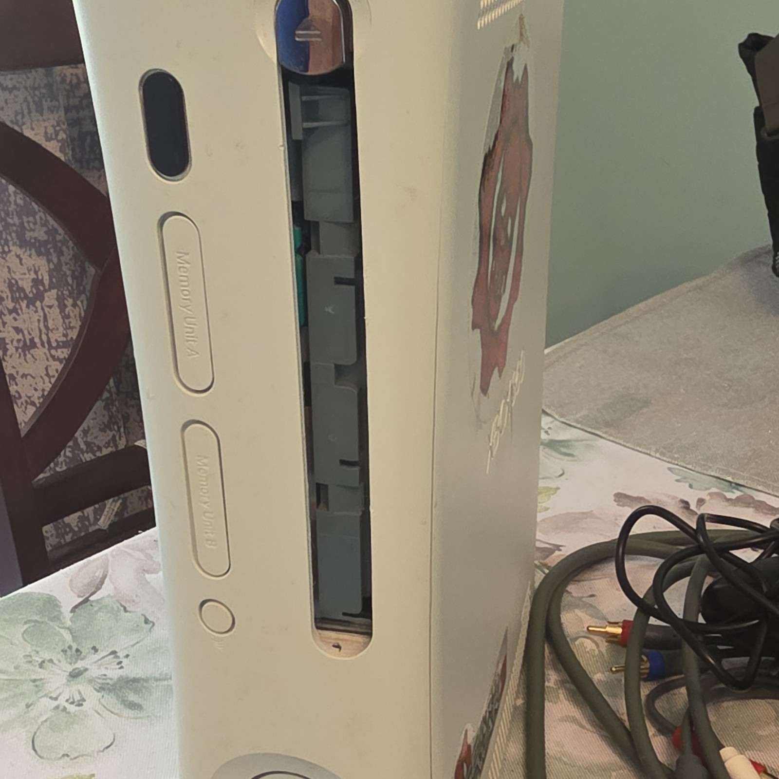 Microsoft Xbox 360 Home Console 60GB White/Gray HDMI w/ 2 Controllers, AV Cable