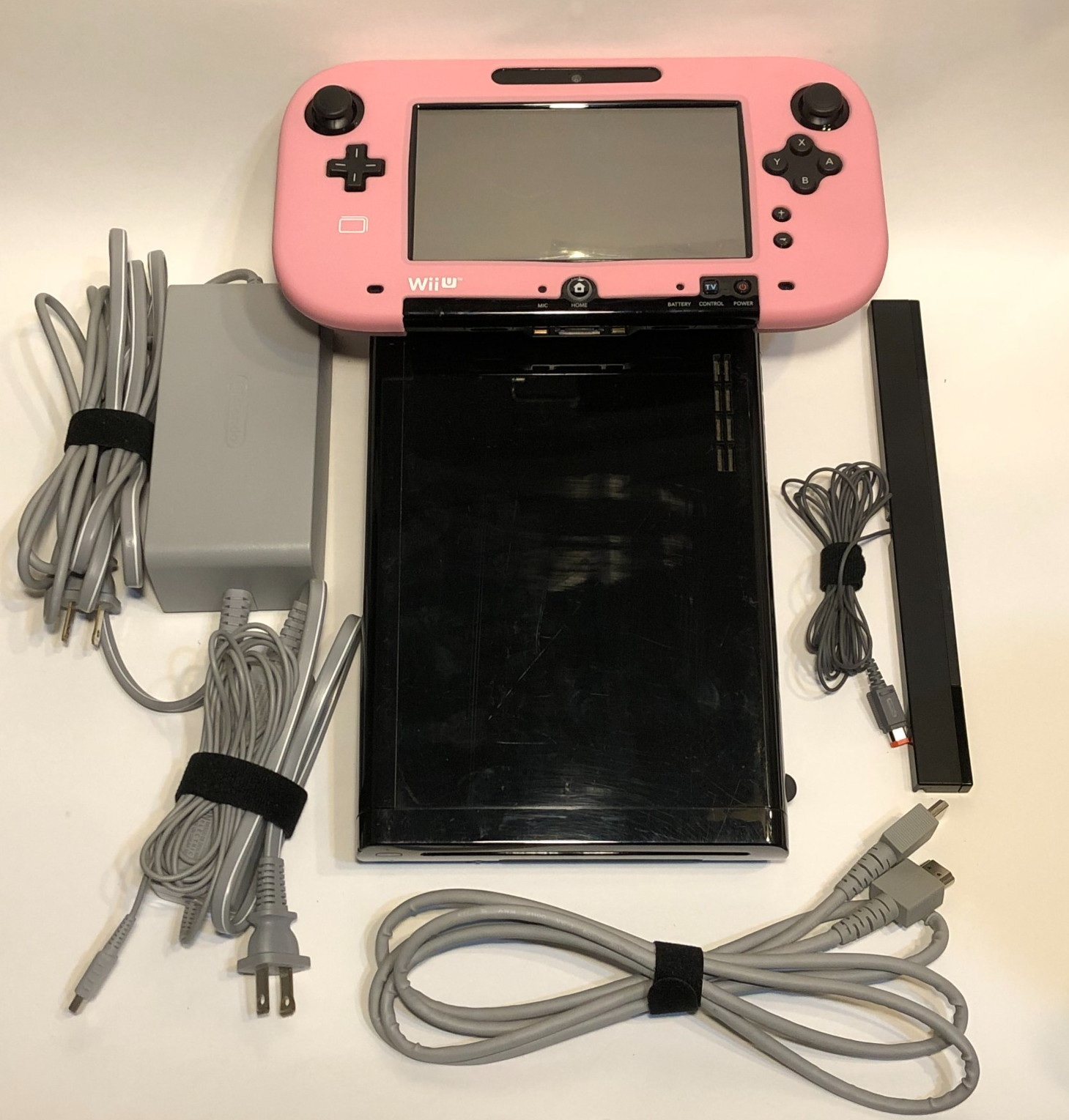 Nintendo Wii U 32GB Console WUP 101 (02) with Gamepad WUP 010 (New Battery)