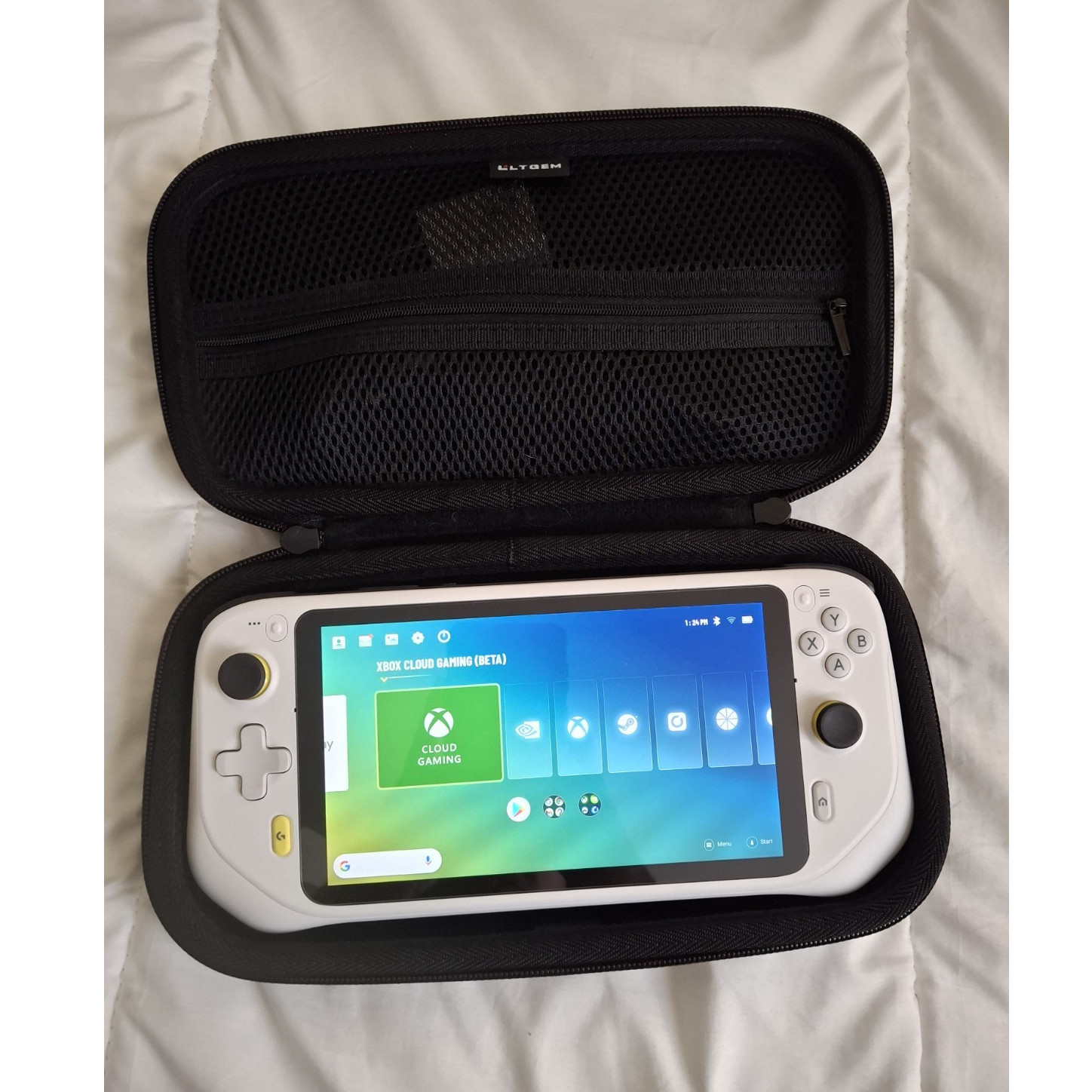 Logitech G Cloud Handheld Gaming Console + 128gb SD card + Carry case