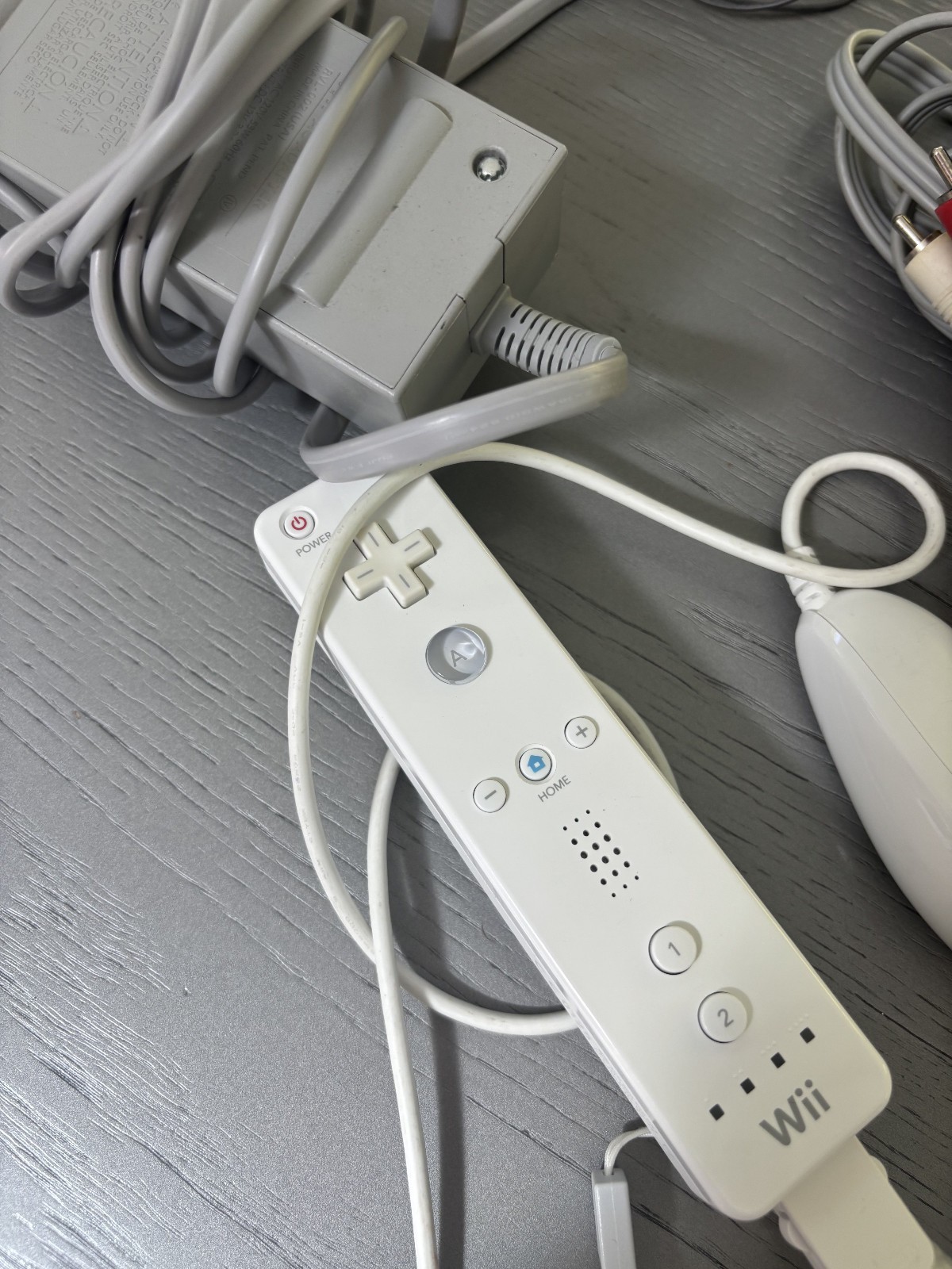 Nintendo Wii RVL-001 512 MB Home Console Bundle- White