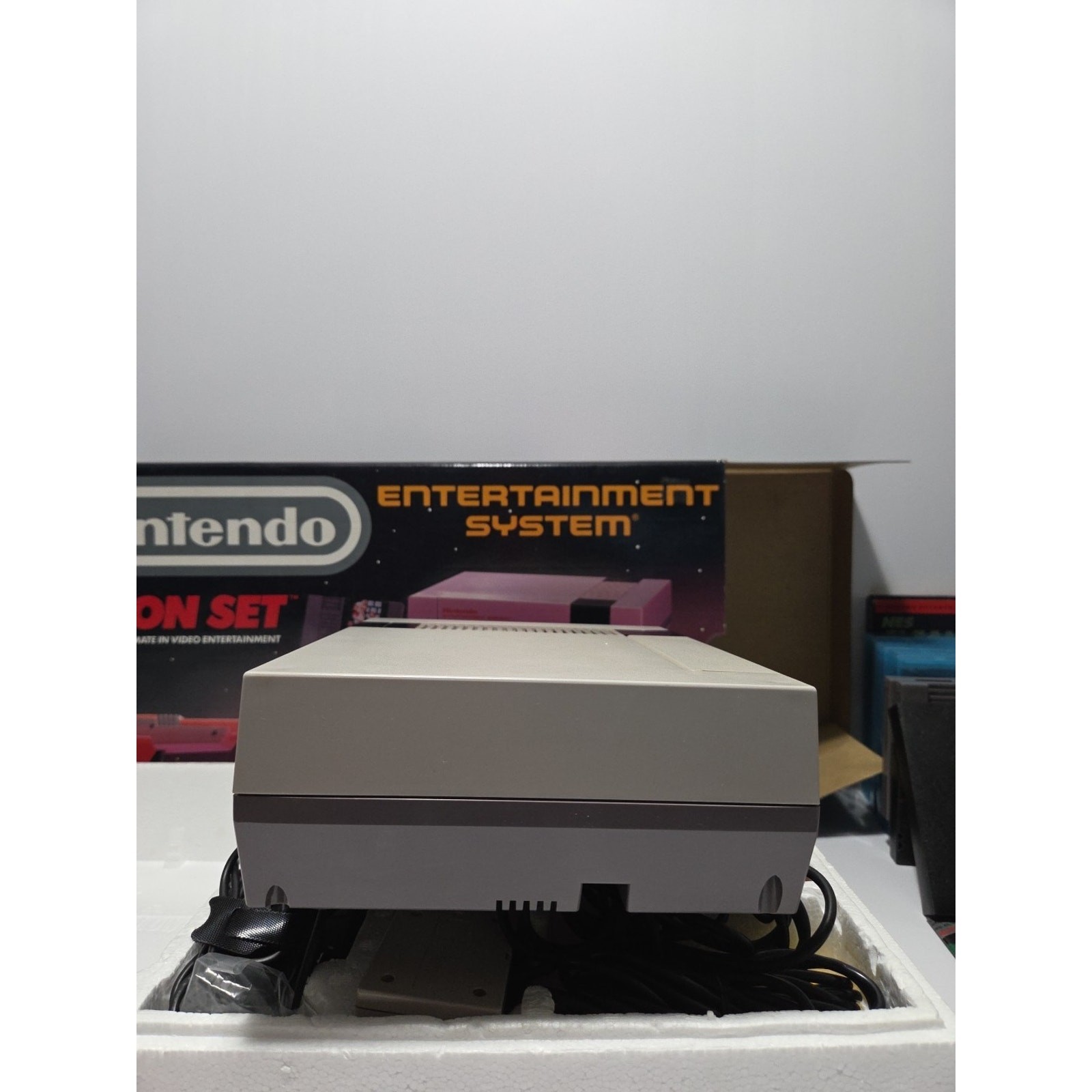 Nintendo NES Action Set Console CIB Zapper Controllers 15 Games Bundle