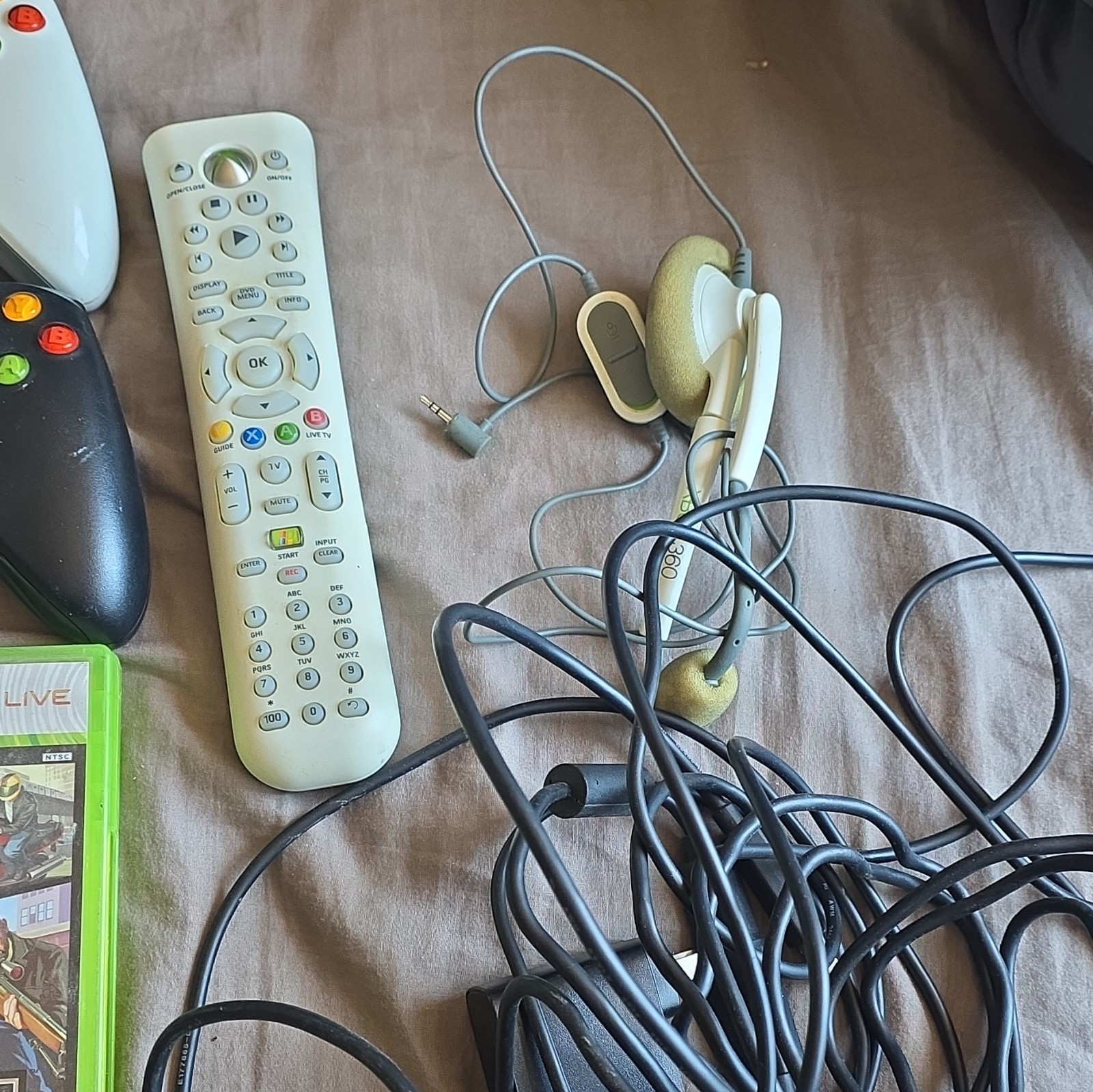 X Box 360,6 Controllers 21 Games Kinect, Wireless Adaptor, 256 mb Memory Card.