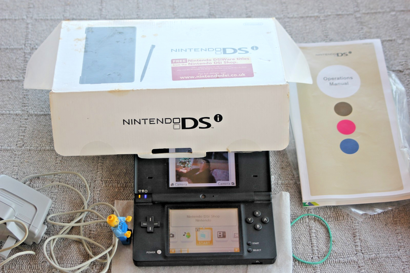 Nintendo DSi 256MB Handheld Console – Matte Black UK Charger