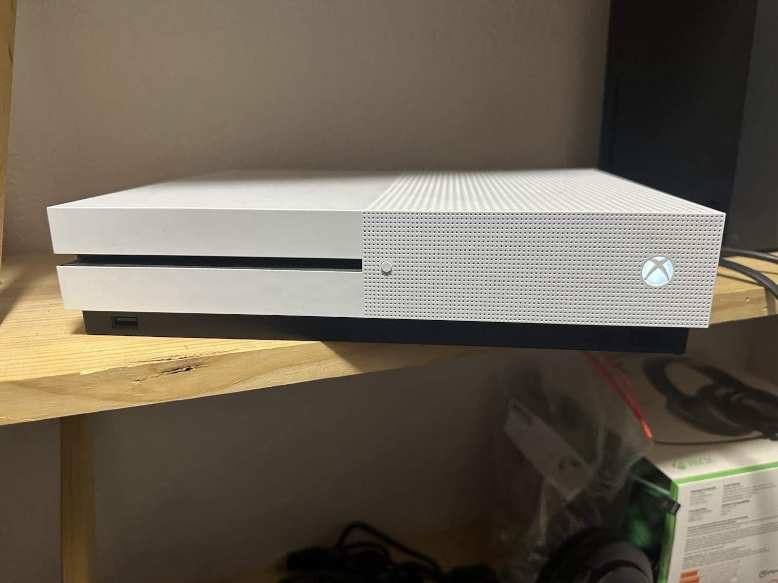 Microsoft Xbox One S White 1TB 4K UHD Console MPN 1681 w/2 Controllers + HDMI