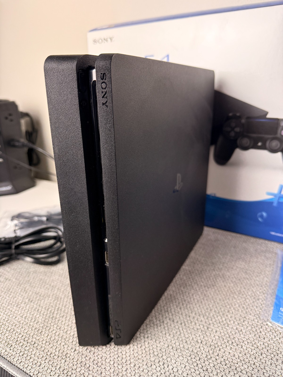 Sony PlayStation 4 Slim Disc Edition Model CUH-2215B w/ Box & Manuals!