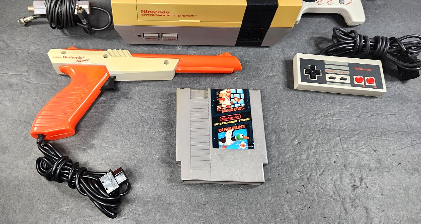 VINTAGE 1985 NINTENDO NES-001 CONTROL DECK BUNDLE MARIO GAME 2 CONTROLLERS GUN