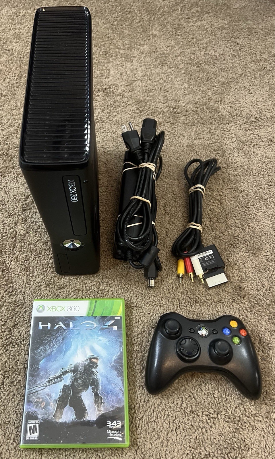 Microsoft Xbox 360 Console + Xbox 360 Controller + Halo 4