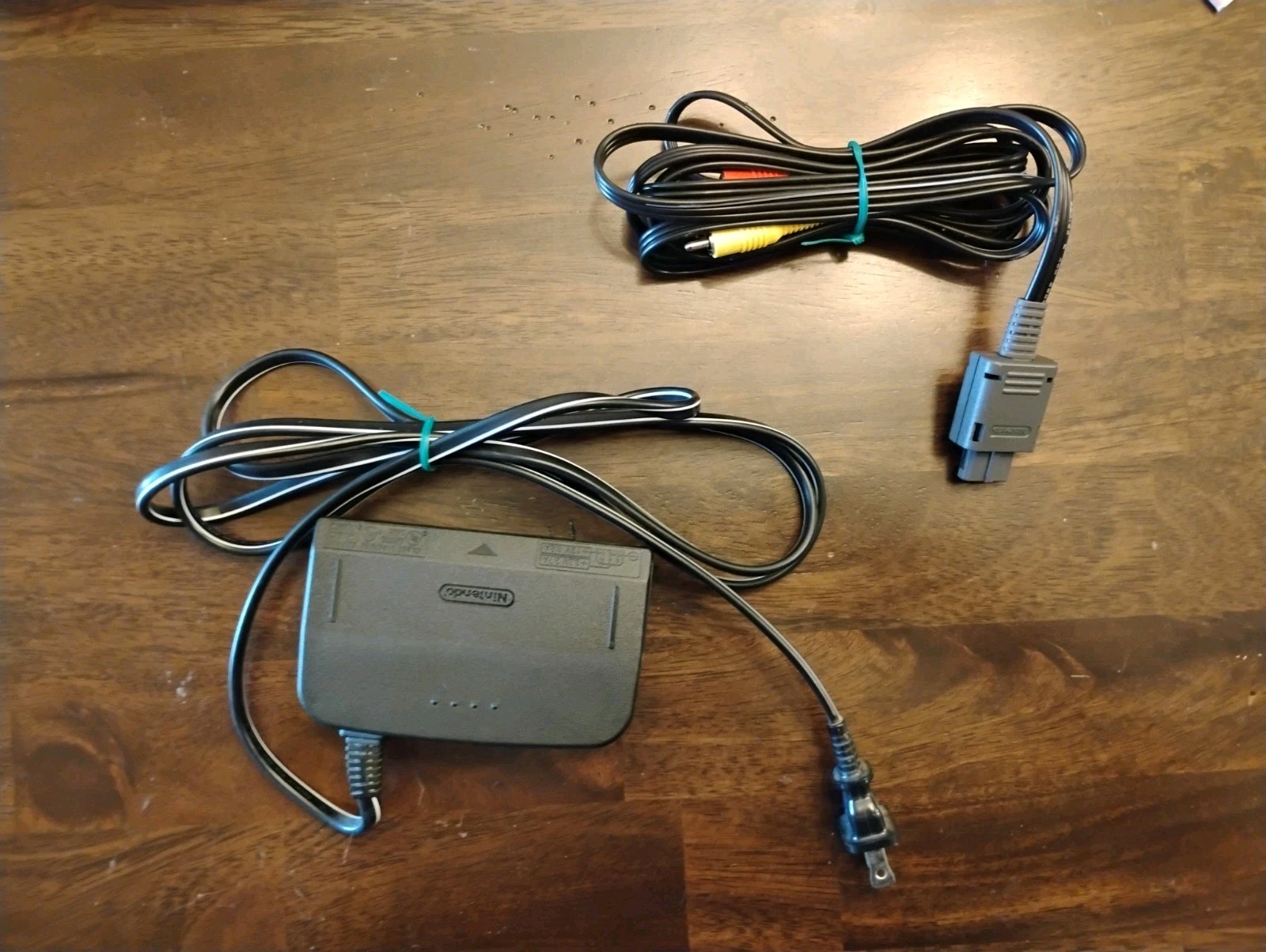NINTENDO N64 CONSOLE NUS-001 WITH 2 CONTROLLERS, CABLES, & 1 GAME- TESTED