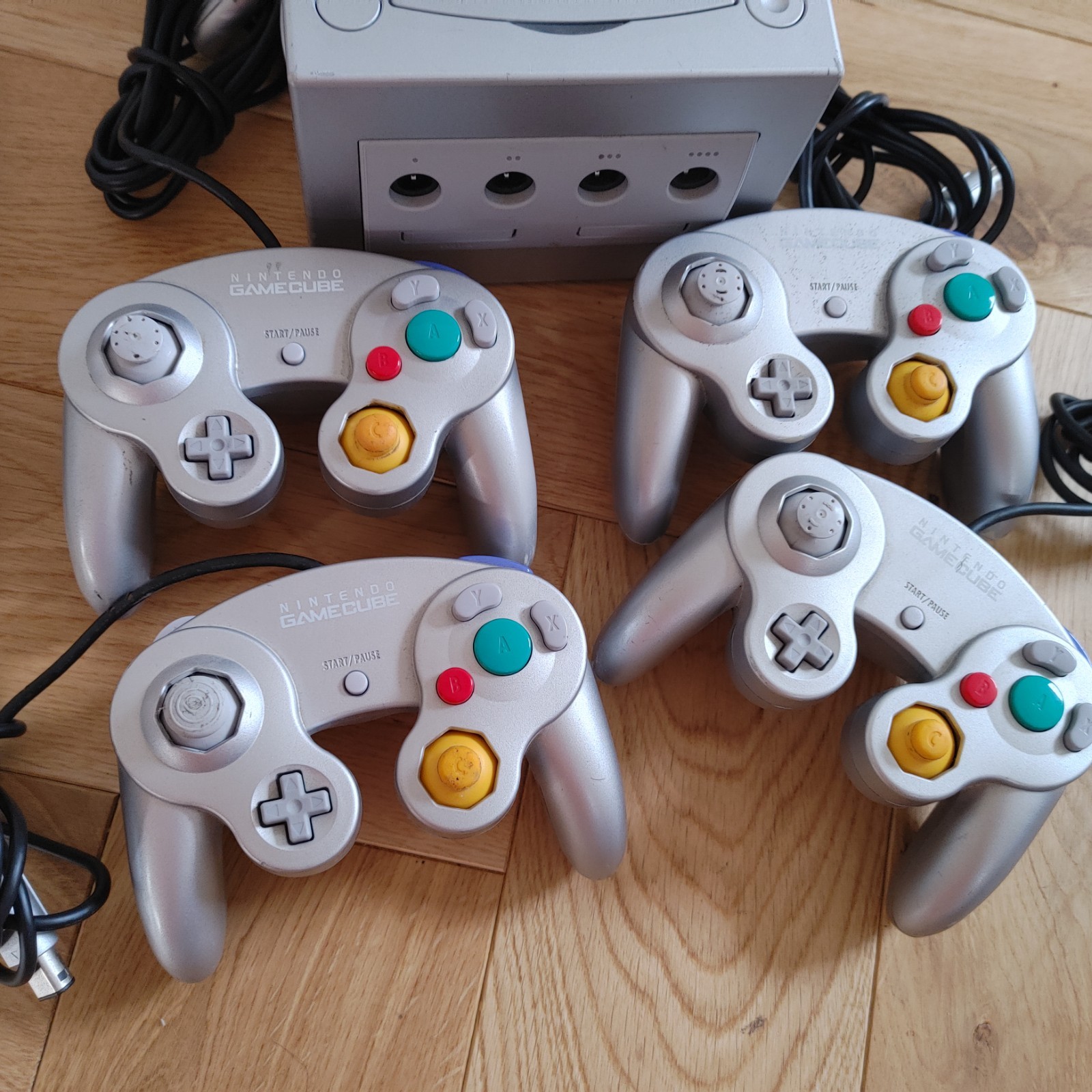 Nintendo GameCube Platinum Console With Game 4 controllers Cords Tested