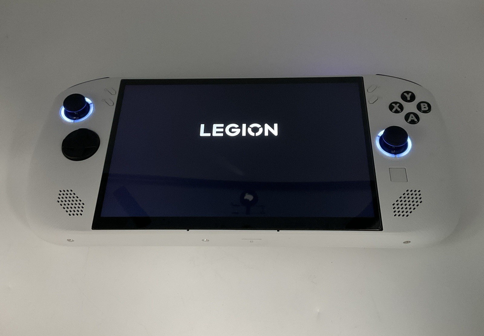 Lenovo Legion Go S Console AMD Ryzen Z1 Extreme 32GB Ram 1 TB Glacier White Case