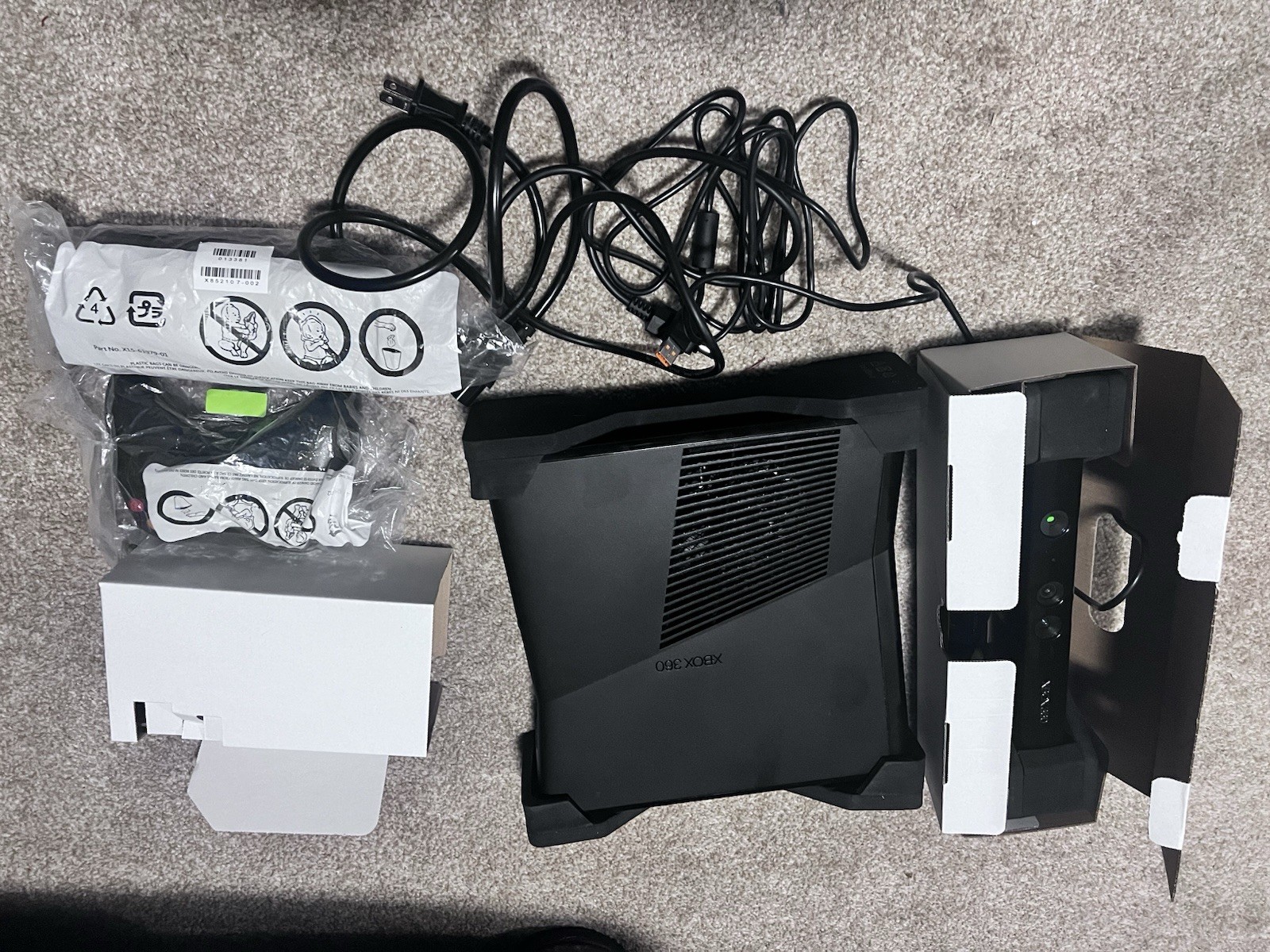 Xbox 360 4GB Console With Kinect Bundle W / Box and 8 Games Clean Tested