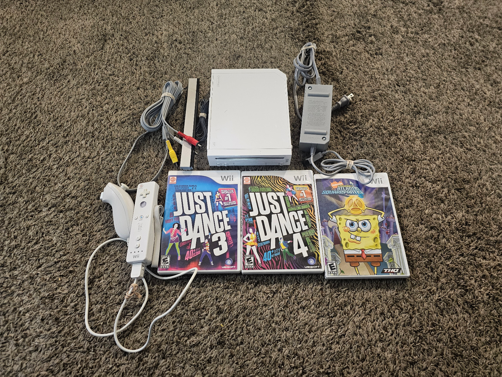 Nintendo Wii White Console Bundle RVL-001 W/3 GAMES AND HOOKUPS. PLAYS GAMECUBE