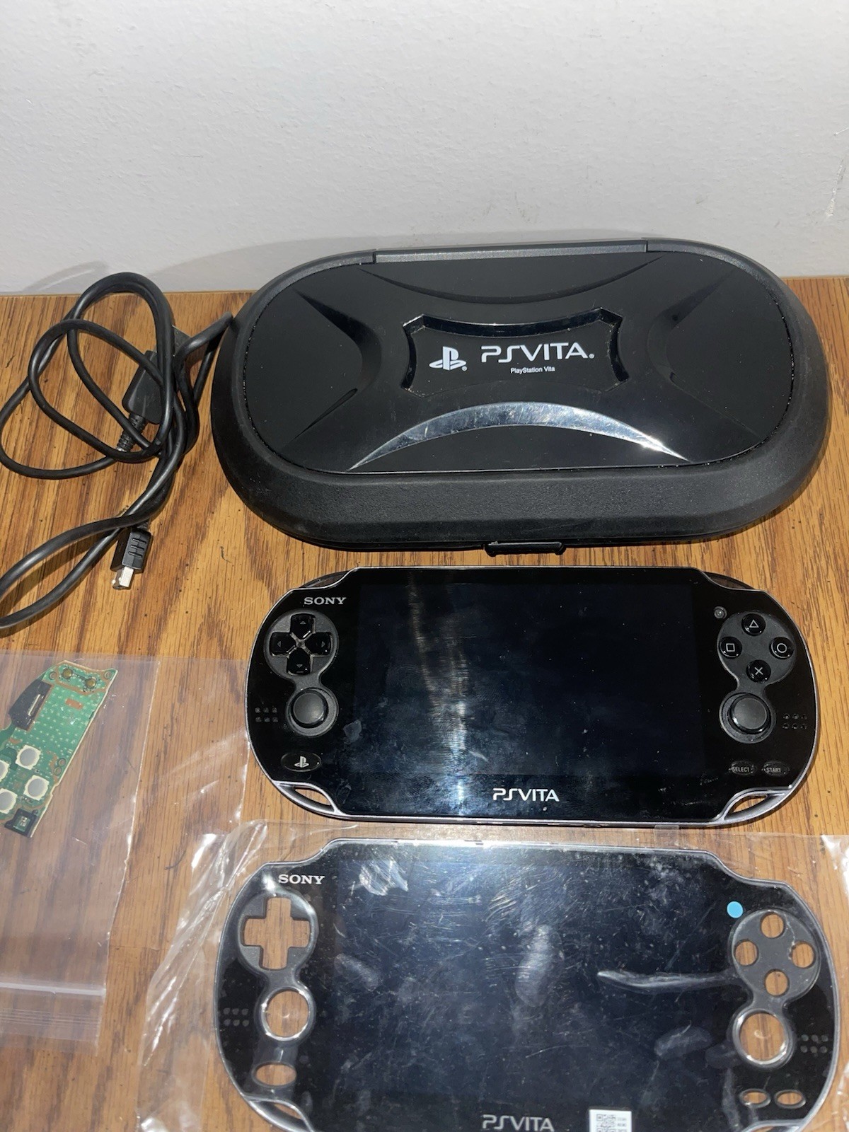 PS Vita PCH-1001 Bundle Console – Charger, RARE Vault Case & 32 Gig Card, 1 Game