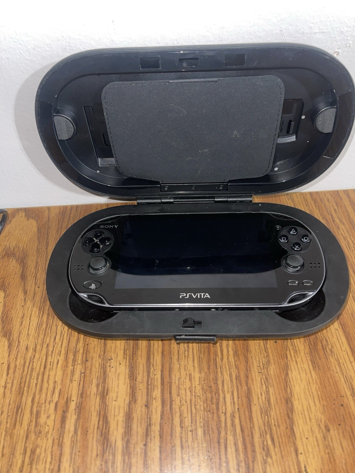 PS Vita PCH-1001 Bundle Console – Charger, RARE Vault Case & 32 Gig Card, 1 Game