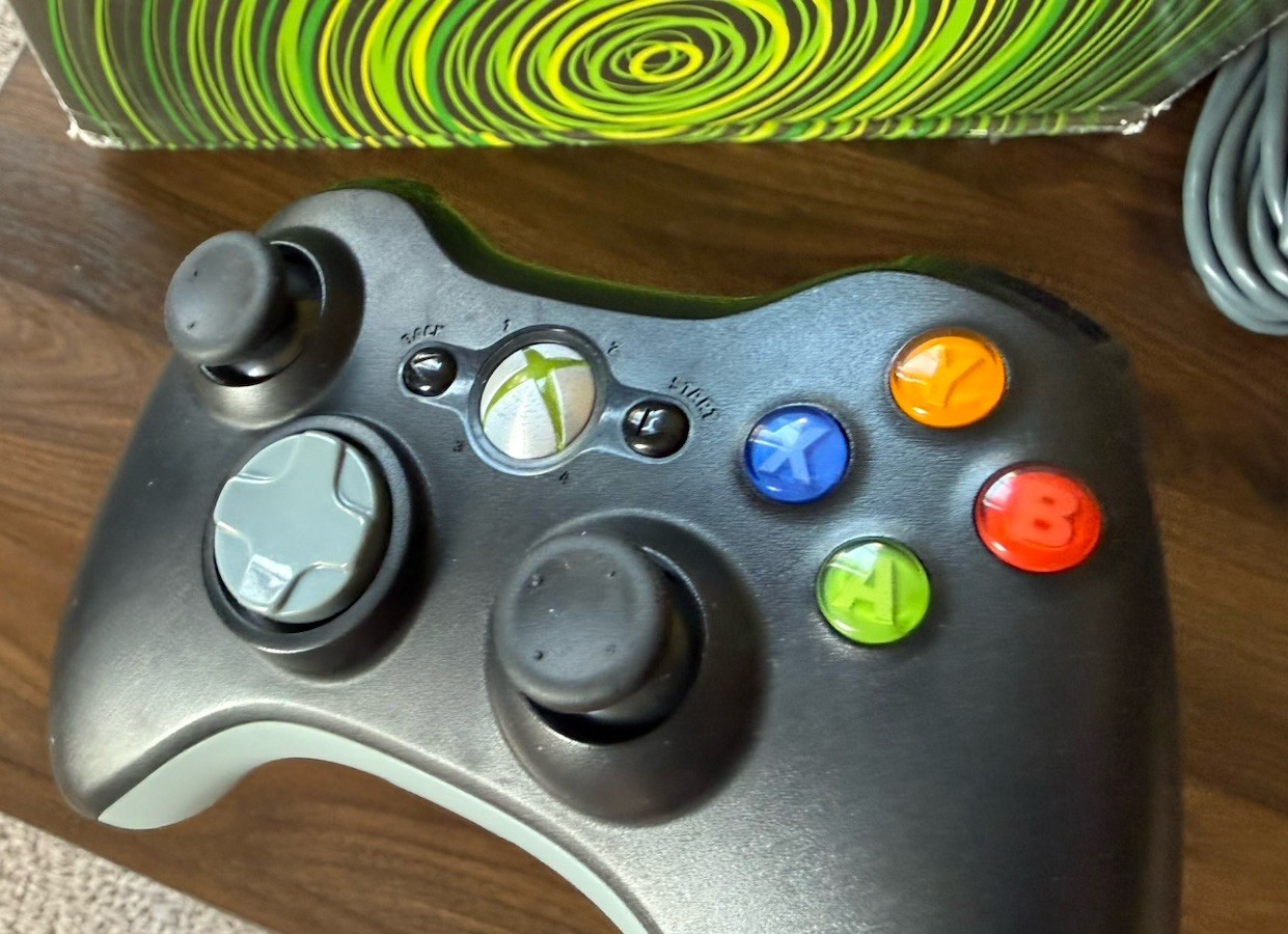 Xbox 360 Elite 120 gb – COMPLETE IN BOX – (New Thermal Paste) w/ Controller