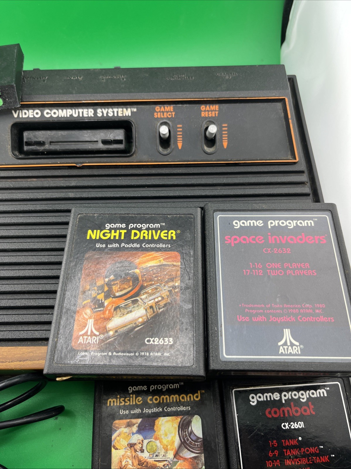 Vintage Atari 2600 Video Computer Gaming System With 7 Games & 1 Joysticks((T34)