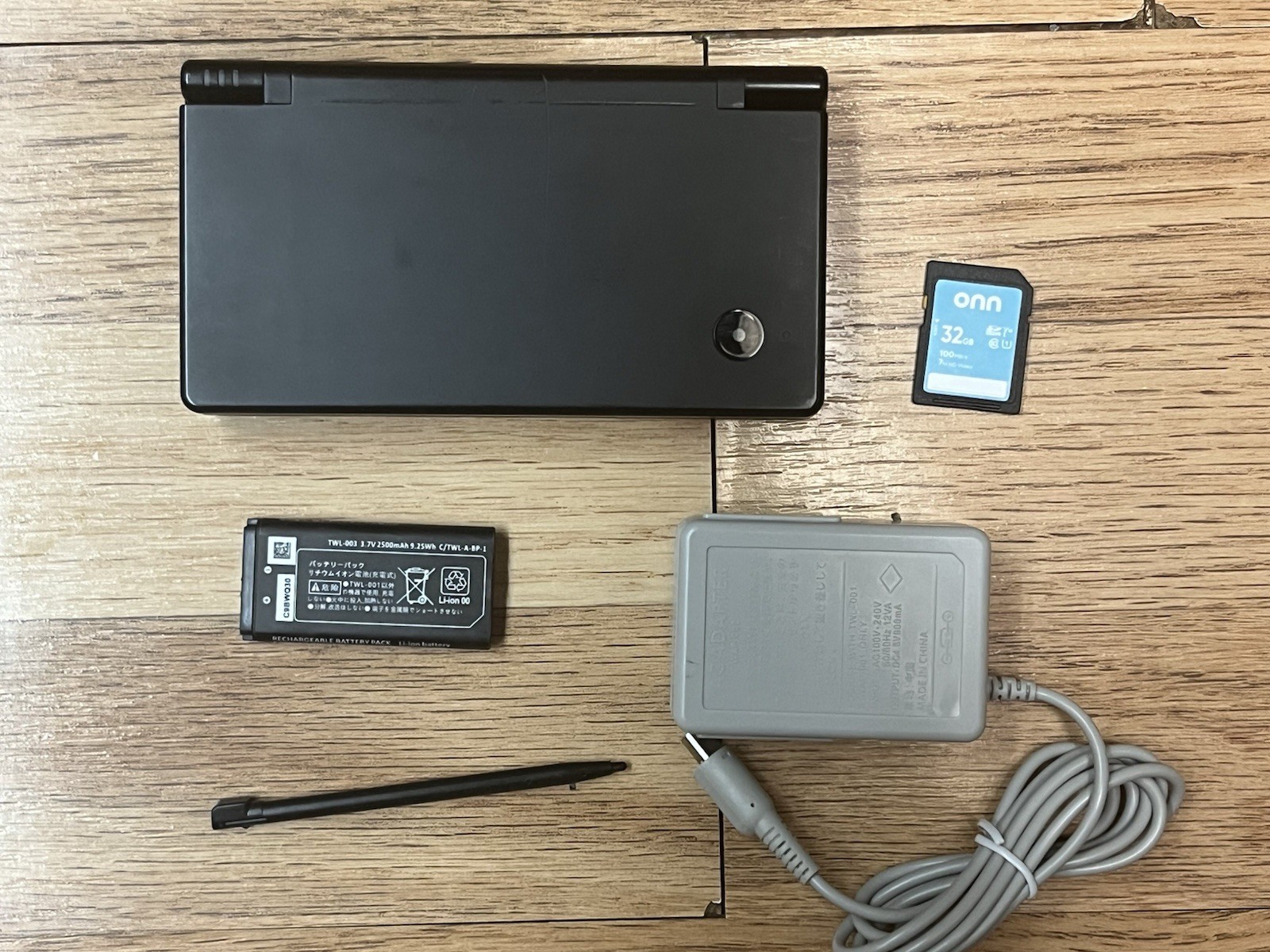 Nintendo DSI DS Handheld Console Black W/ 32gb Sd, New Battery, Stylus, Charger