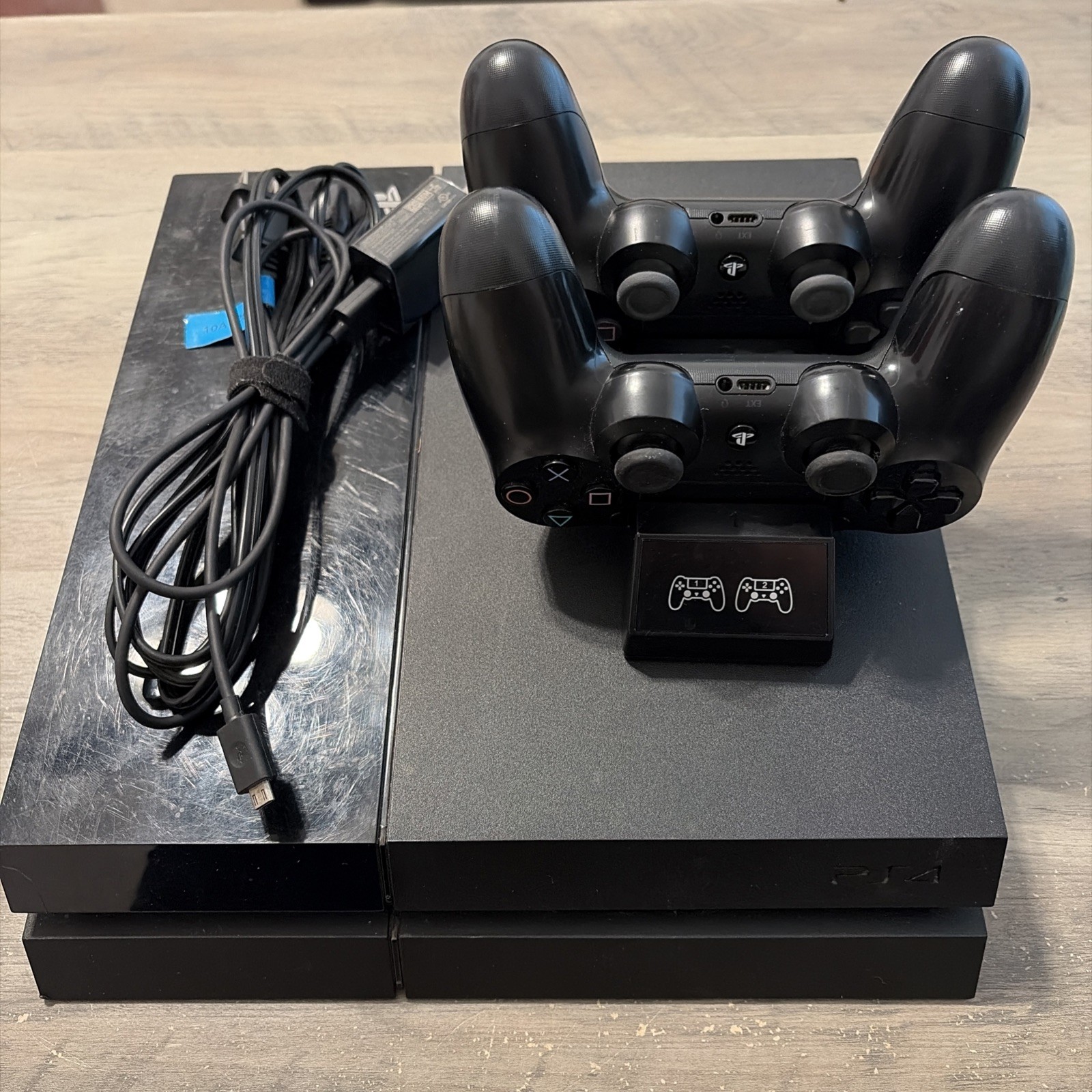 Sony PlayStation 4 PS4 500GB Console CUH-1115A W/2 Controllers, Docking Station