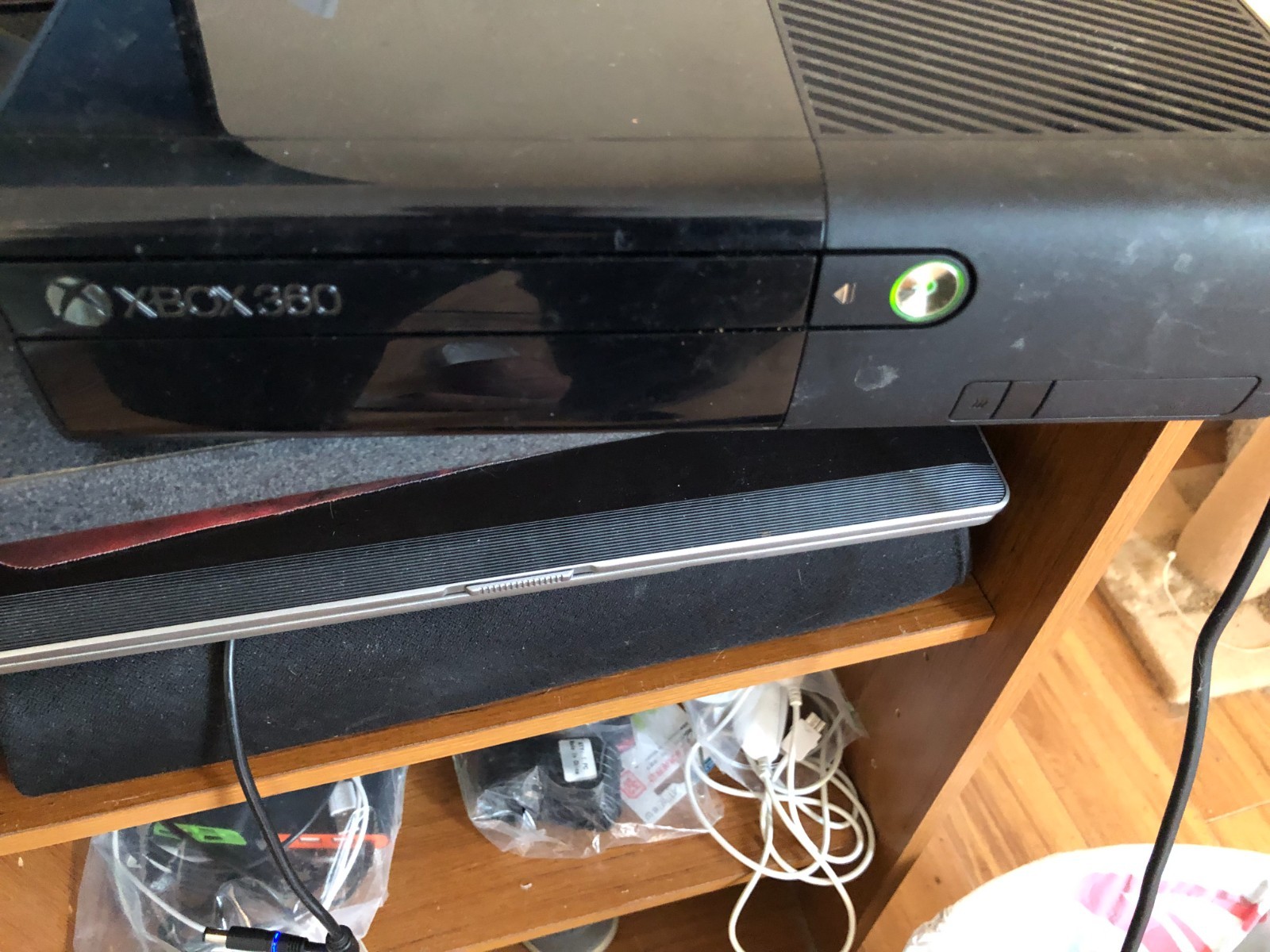 Xbox 360 E Model 1538, 250 GB Console, power supply 1 Controller, 6 games Cables