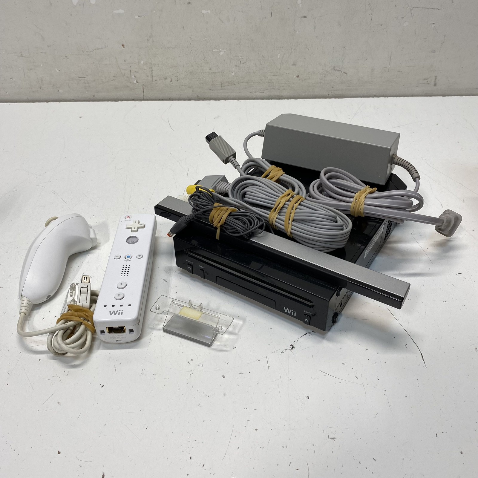 Nintendo Wii Console Black RVL-101 Controller Nunchuk Sensor Bar Cables Lot