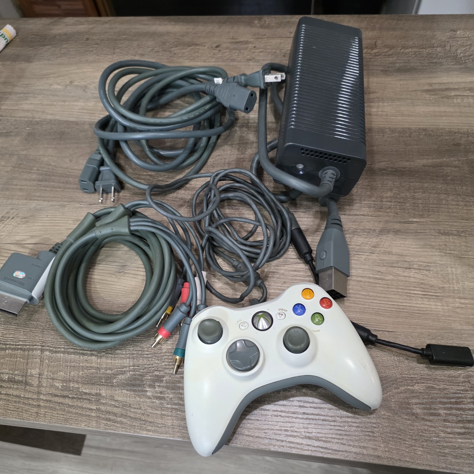Microsoft Xbox 360 with harddrive Halo Edition w/ Controller and Cables