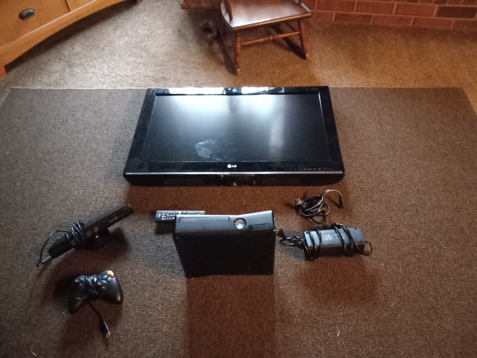 32 IN TV WITH XBOX 360 ALL CORDS AND CONTROLLERS + HDMI CORD