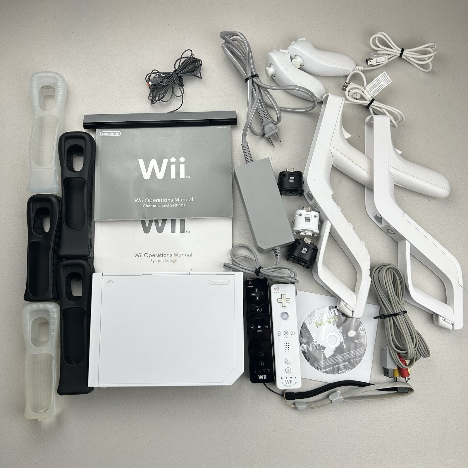 Nintendo Wii Bundle Controllers, Cases,Modern Warfare 3, Zapper Guns,Cables READ