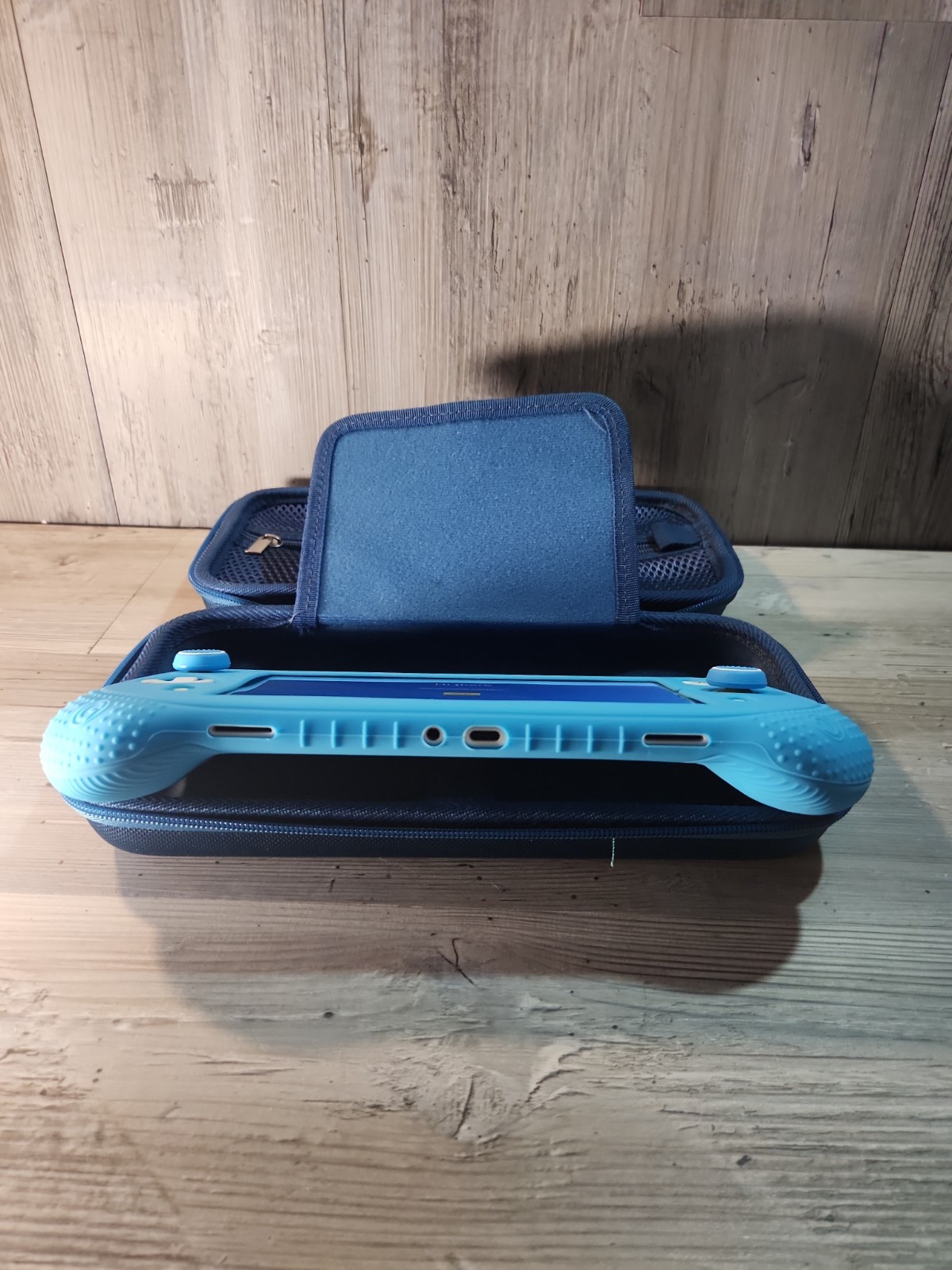 Logitech G Cloud Gaming Handheld, Portable Gaming Console with Soft Sleeve 64 Gb