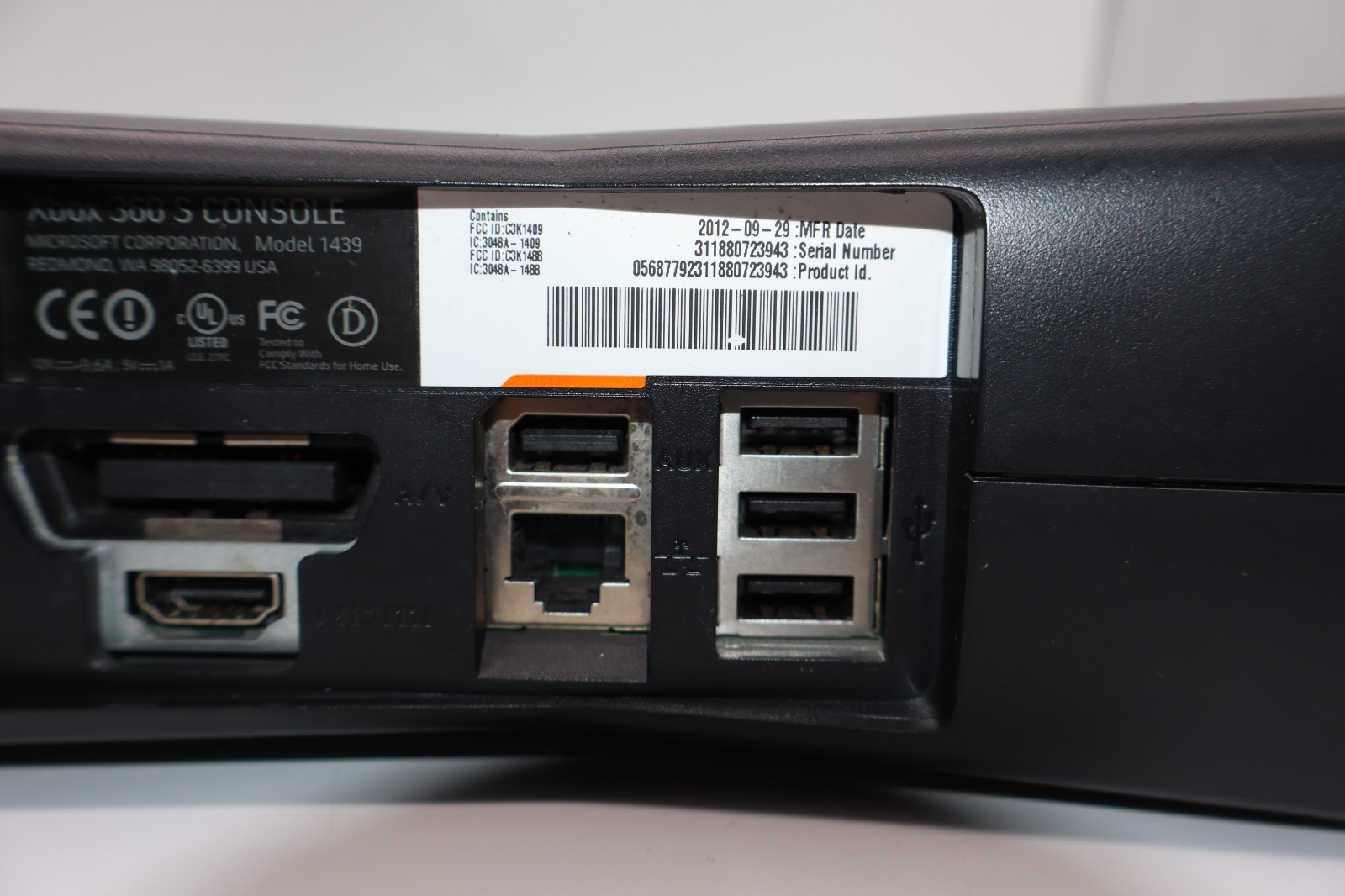 Microsoft Xbox 360 S ( 320GB) Console with Kinect, Cables, and Controller