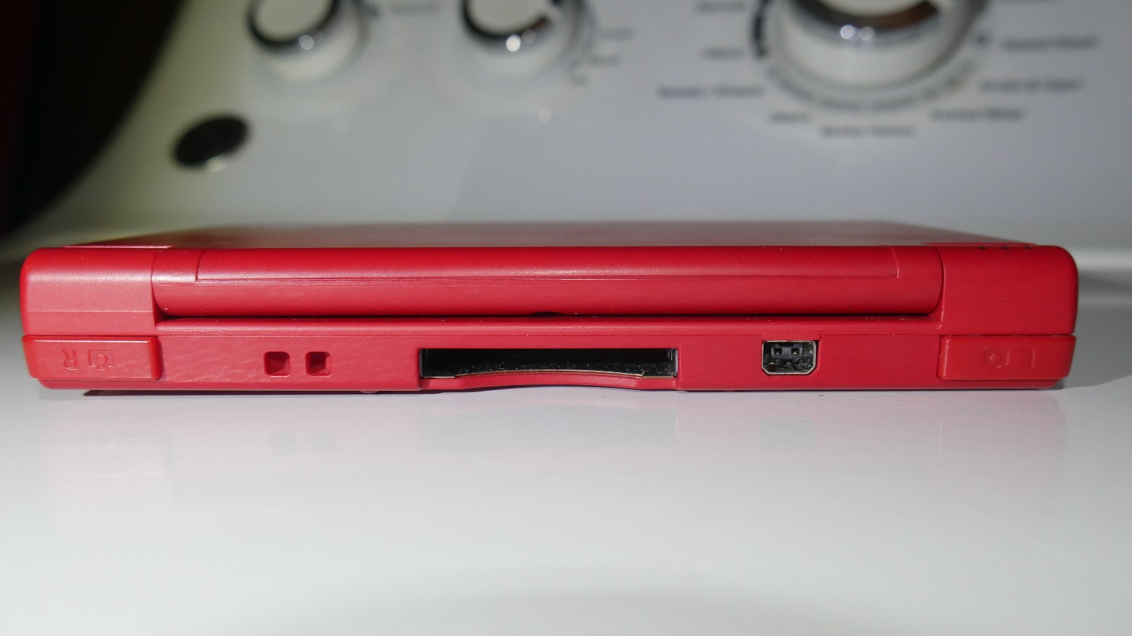 Nintendo DSi Console With Official Charger & Stylus (Very Good Condition / Red)