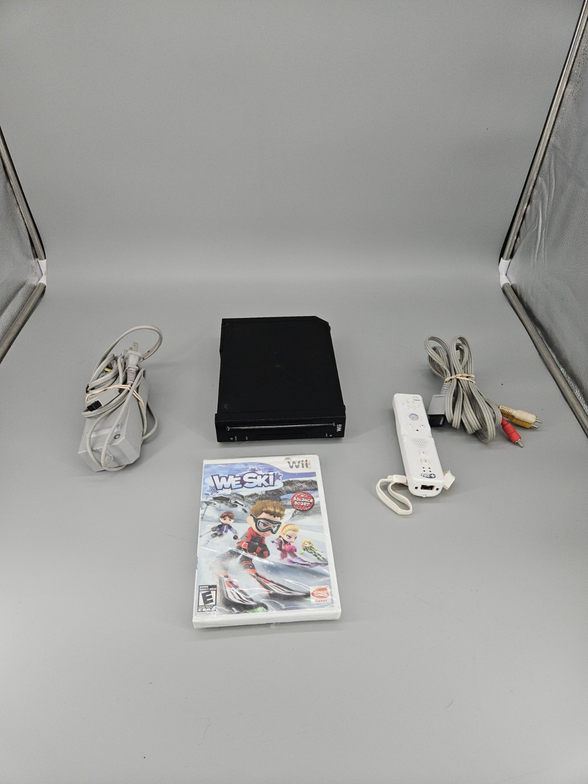Nintendo Wii Video Game Home Console Model RVL-001 Console & Game