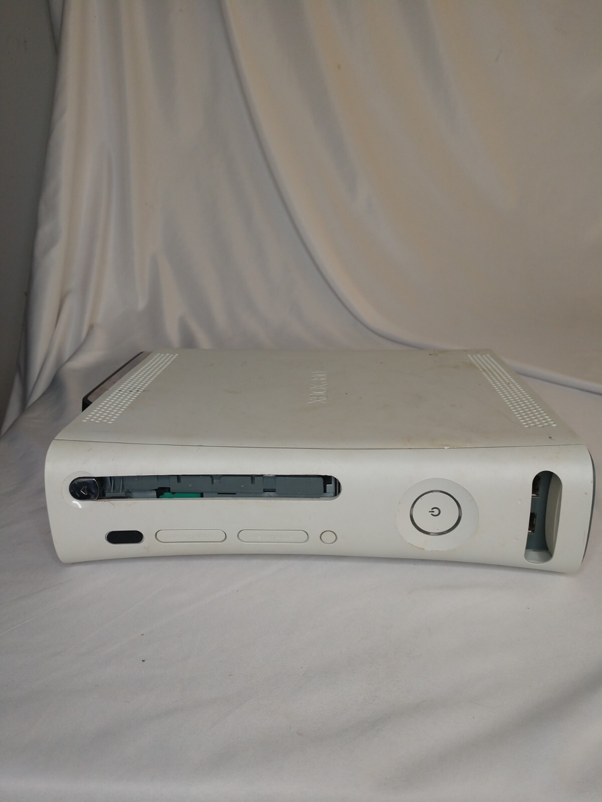 Microsoft Xbox 360 Console White with 120GB HDD – FOR PARTS ONLY NOT WORKING