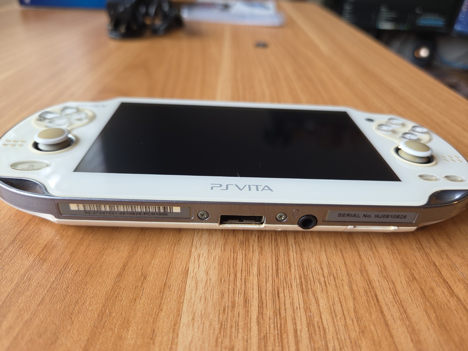 SONY PS Vita PCH-1000 Crystal white CIB W/ Charger